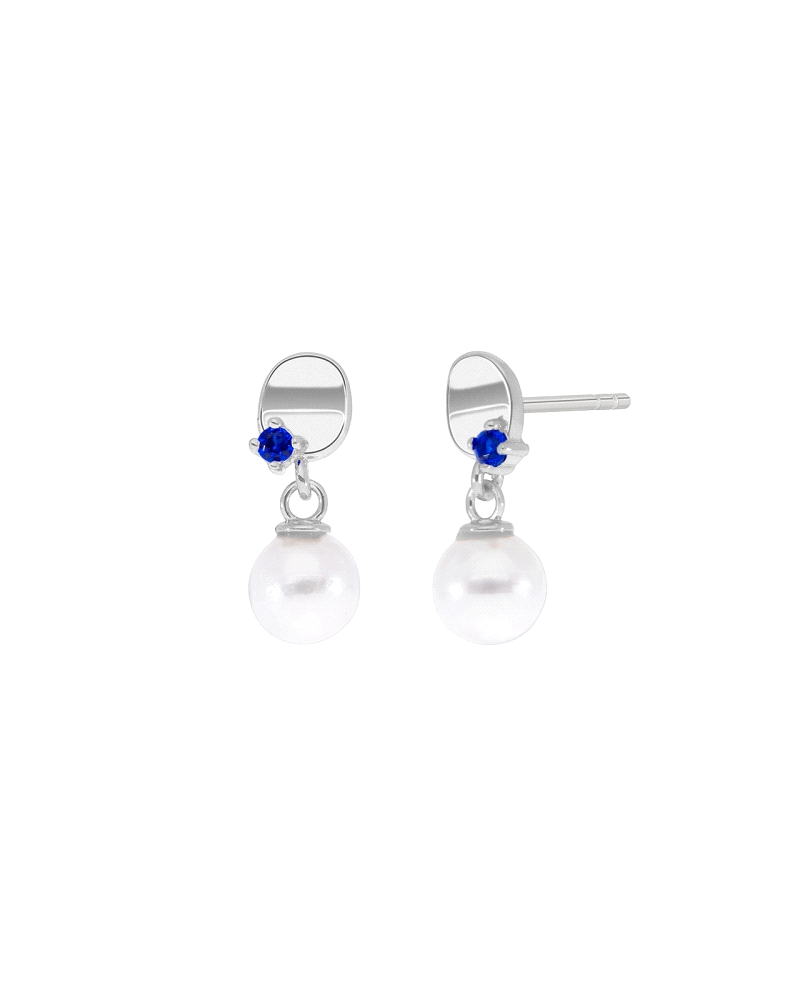 Los pendientes de plata de la marca Marea con espinela azul y perla son una opción elegante y sofisticada. La combinación de la 