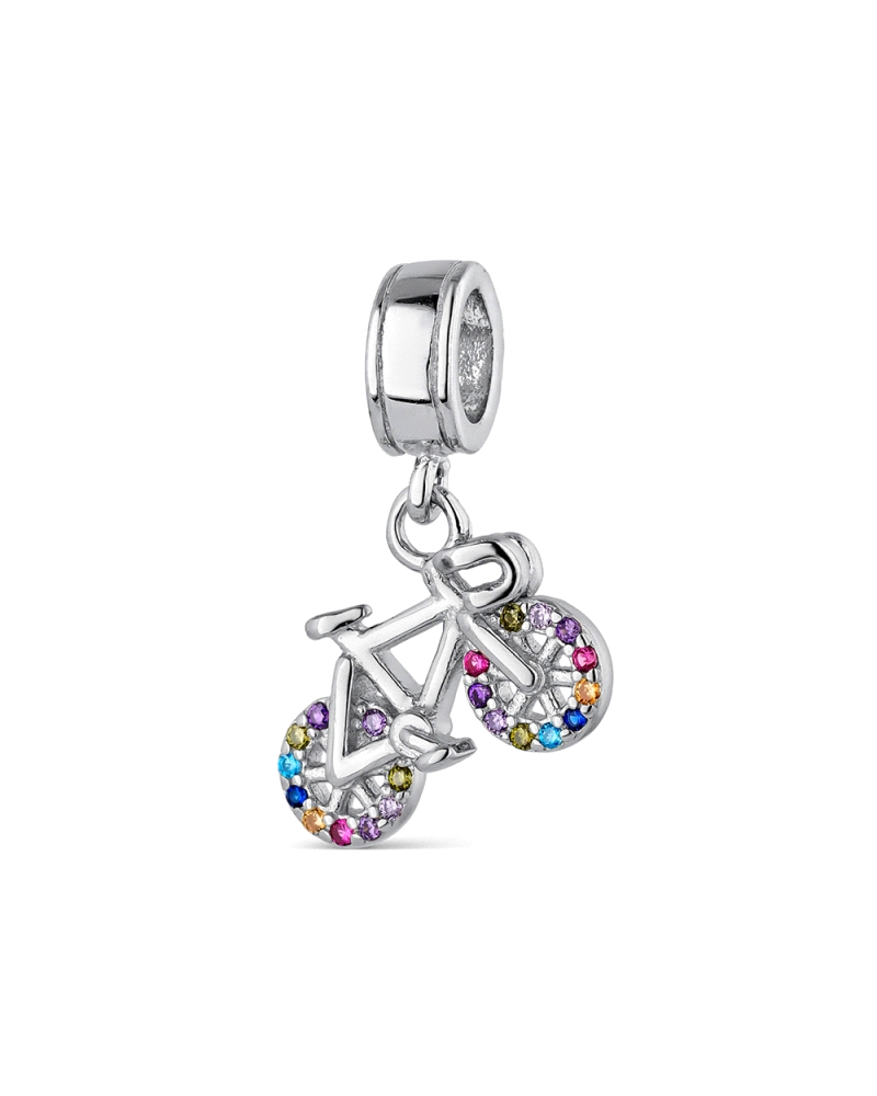 Abalorio de plata presenta un encantador diseño de bicicleta, adornada con circonitas de colores que añaden un toque vibrante y 