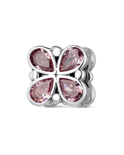 Abalorio de plata con forma de mariposa presenta delicados detalles y un hermoso color rosa en sus alas. Simbolizando la transfo