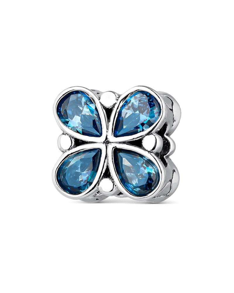 Abalorio de plata con forma de mariposa presenta delicados detalles y un hermoso color azul en sus alas. Simbolizando la transfo