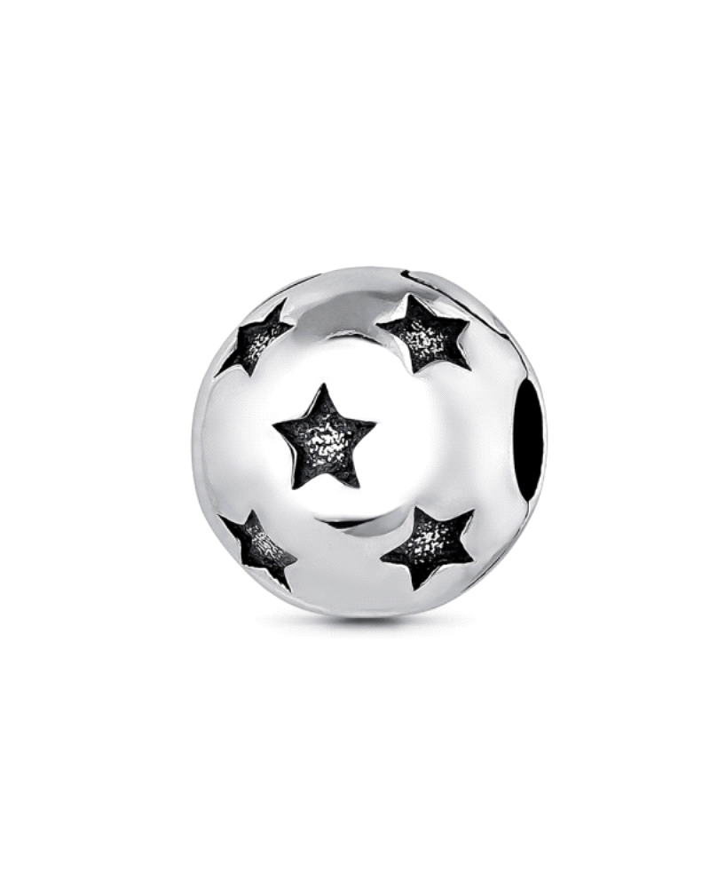 Este hermoso abalorio de plata está inspirado en el misterioso y fascinante universo. Detallado con símbolos como estrellas, lun