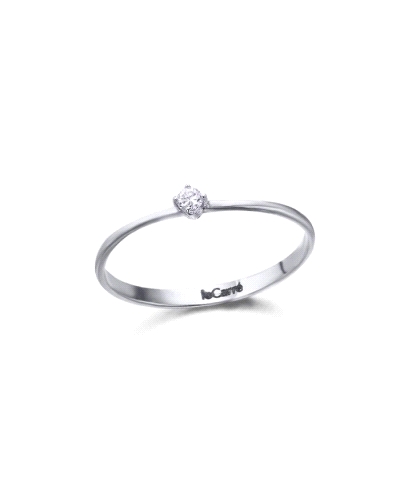 Anillo Le Carré para mujer fabricado en oro blanco de 18kt coronado por un precioso diamante de talla brillante de 0,05 ct. Este