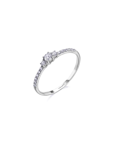 Anillo Le Carré para mujer fabricado en Oro Blanco de 18Kt con diamantes engastados en garras. Su diamante central cuenta con 0,