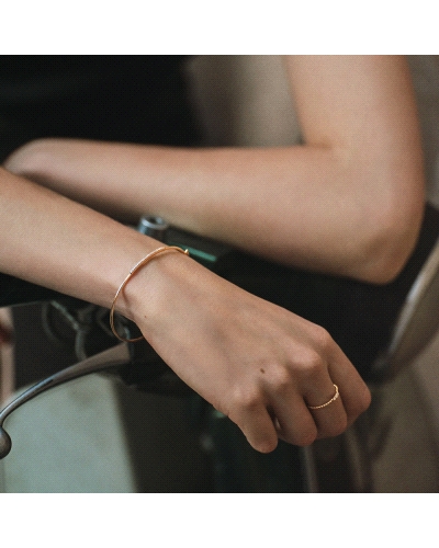 La Pulsera de oro amarillo Lecarré rígida con diamantes es una joya sofisticada y atemporal que combina la calidez del oro con e