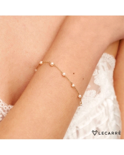 La Pulsera de oro amarillo y perlas es una joya clásica y elegante que fusiona la calidez del oro con la delicadeza de las perla