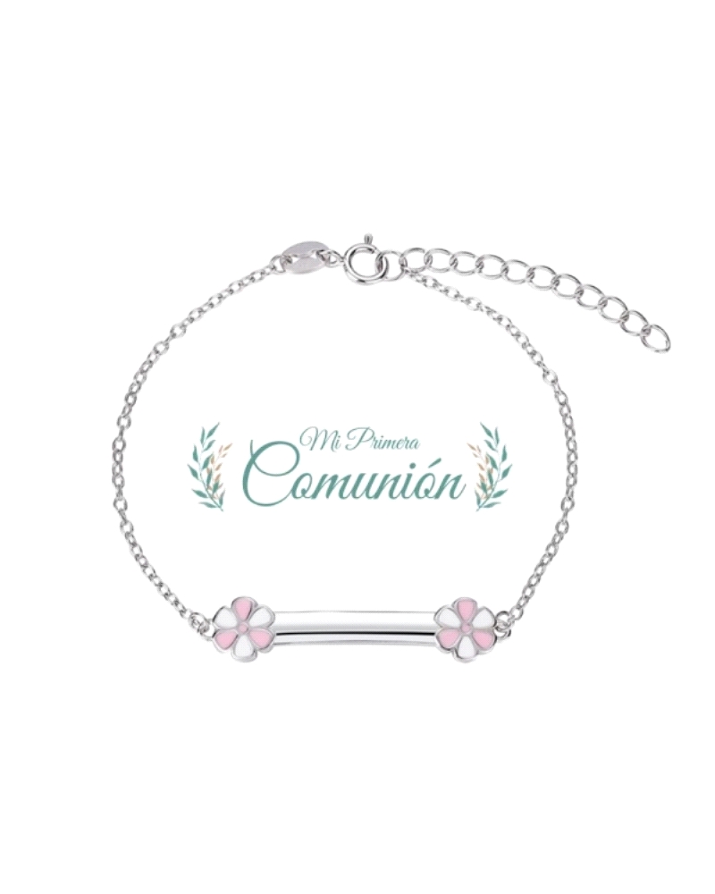 Esta encantadora pulsera de plata rodiada cuenta con una chapa de 30 mm adornada con delicadas flores esmaltadas que aportan un 