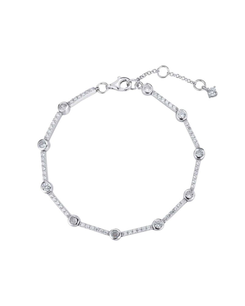 Esta elegante pulsera de plata rodiada presenta un moderno diseño de barras, adornadas con brillantes chatones que aportan un to