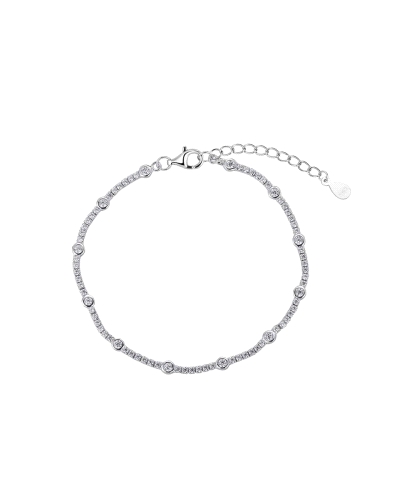 Esta hermosa pulsera de plata está diseñada con un elegante arreglo de circonitas y chatones, creando una pieza deslumbrante que