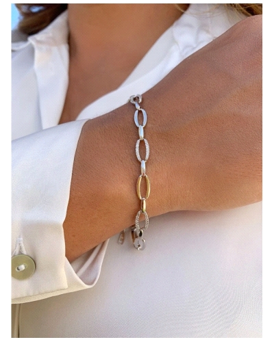 Esta pulsera de plata es un accesorio refinado y moderno que destaca por sus eslabones decorados con circonitas en forma de piez