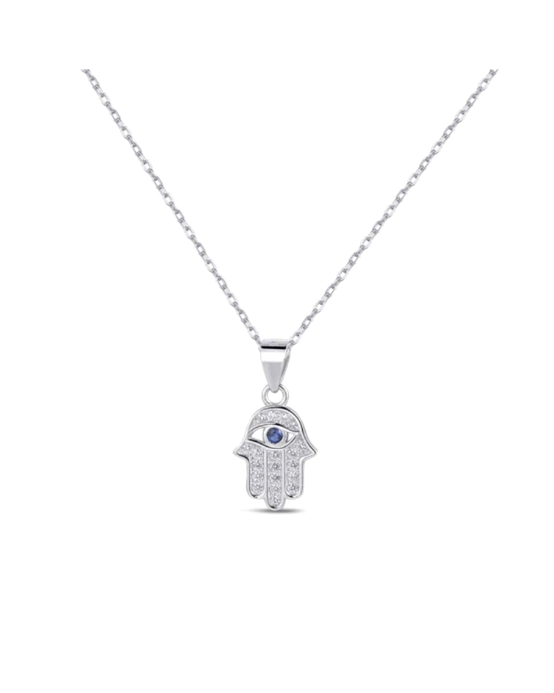 El colgante con cadena de plata rodiada en forma de Hamsa con circonitas de 12 mm es una joya que combina belleza y significado.