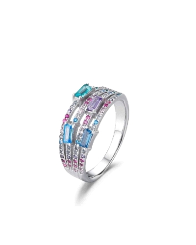 El anillo de plata rodiada con cuatro hilos y circonitas multicolor y baguettes es una joya deslumbrante que combina elegancia y