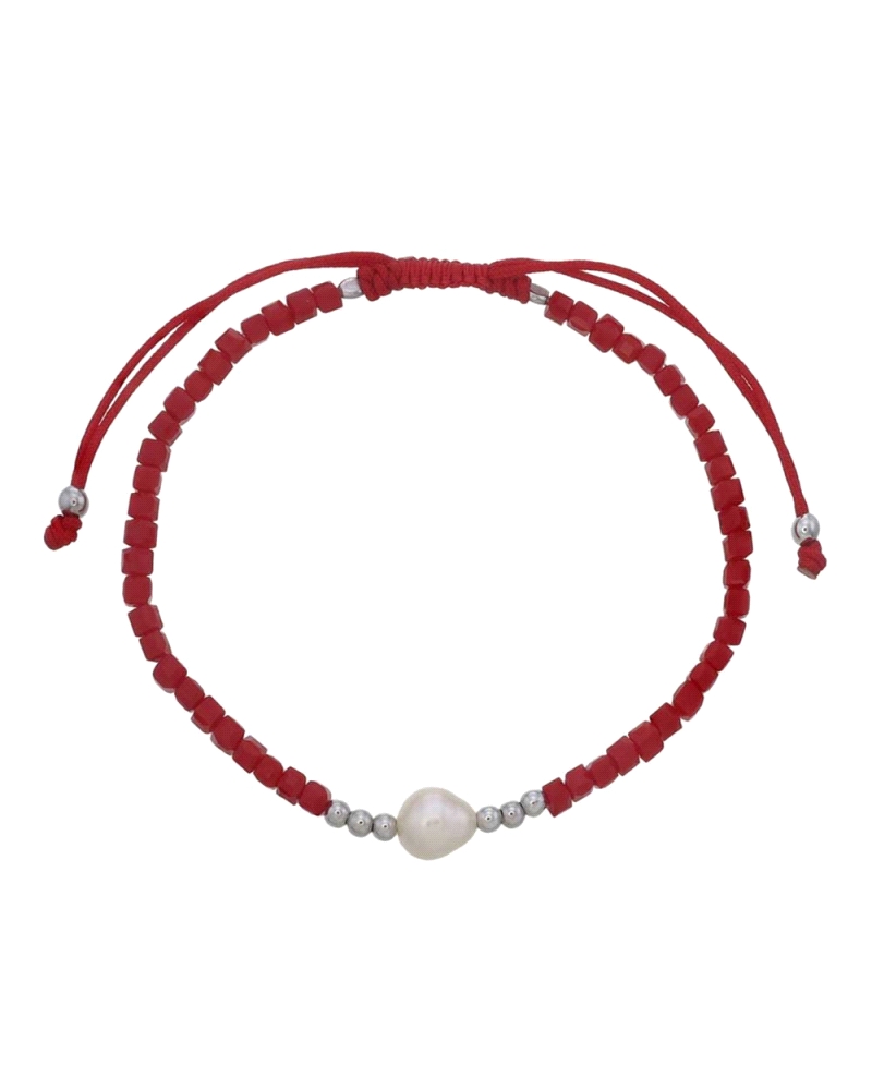 Esta pulsera tiene un diseño sencillo y elegante, compuesto por un cordón rojo ajustable decorado con cuentas rojas. En el centr