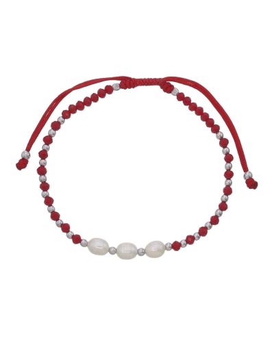 Pulsera con un diseño moderno y casual, hecha con un cordón rojo ajustable y decorada con cuentas en dos tonos. Presenta pequeña