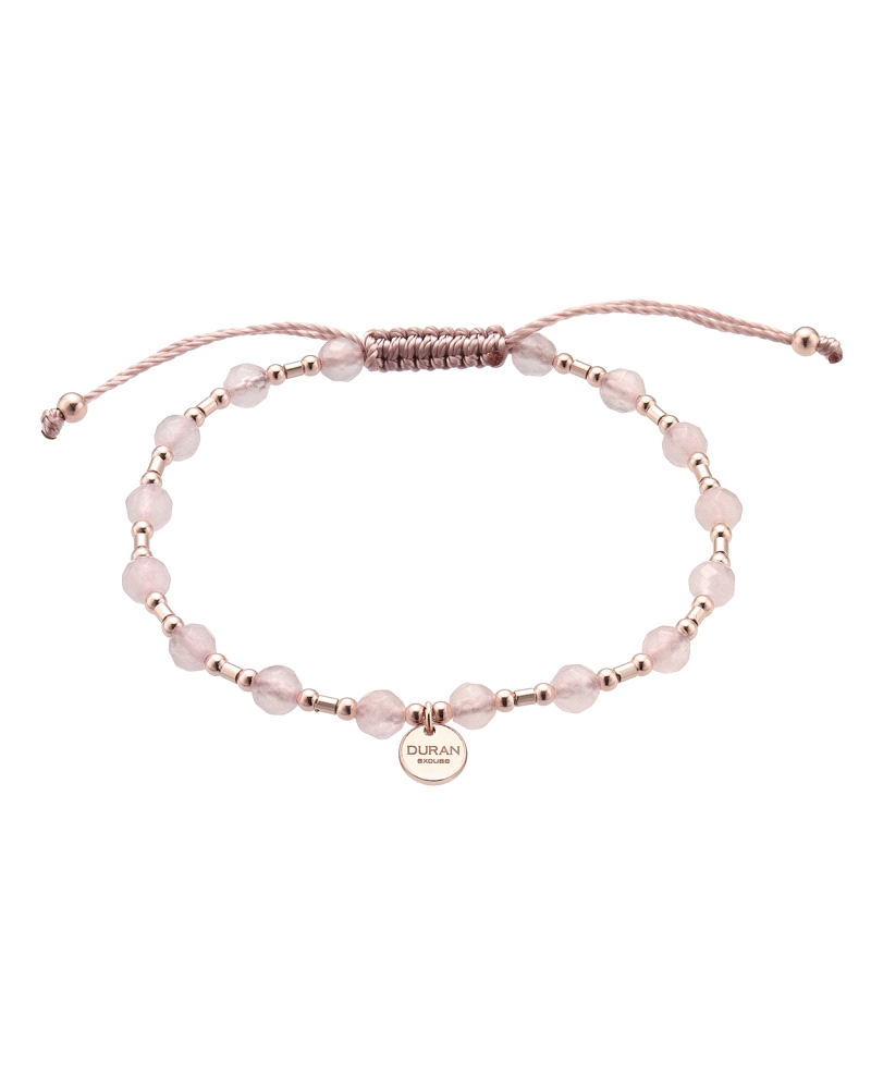 La pulsera de plata Durán Exquse chapada en oro rosé de la colección Pantone con detalles en cuarzo rosa, oro rosé y macramé ros