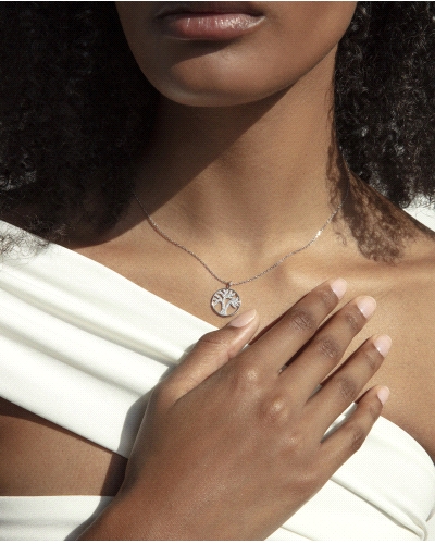 Elegante collar de plata de primera ley con baño de oro presenta un colgante en forma del árbol de la vida, símbolo de crecimien