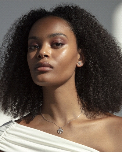 Elegante collar de plata de primera ley con baño de oro presenta un colgante en forma del árbol de la vida, símbolo de crecimien