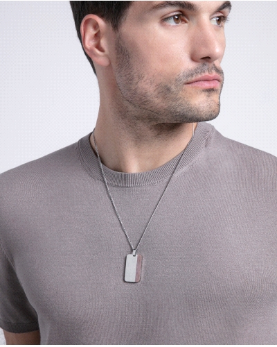 Este collar para hombre con placa con detalles en marrón es un accesorio que destaca por sí solo. Una joya fácil de combinar que