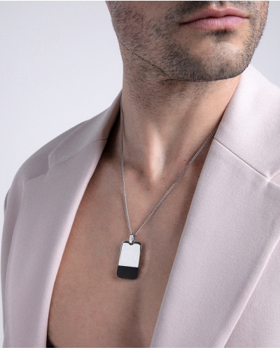 Este collar para hombre con placa con detalles en negro es un accesorio que destaca por sí solo. Una joya fácil de combinar que 