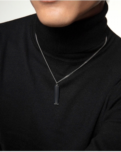 Collar de hombre en acero, diseñada con una placa colgante que aporta un toque moderno y masculino. Este accesorio combina la du