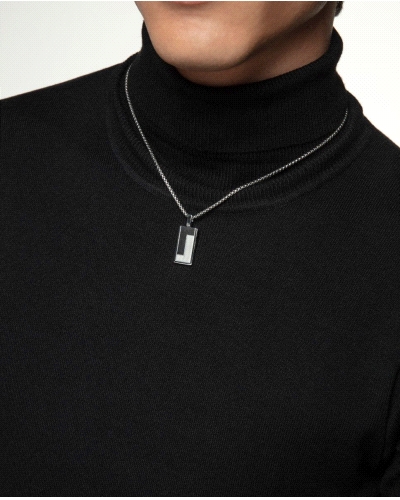 Collar de hombre en acero con una placa colgante decorada con un diseño geométrico. Este accesorio moderno y elegante combina la