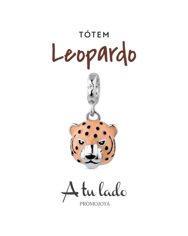 El abalorio de plata "A Tu Lado Totem Leopardo" es una pieza distintiva de joyería diseñada para transmitir fuerza, determinació