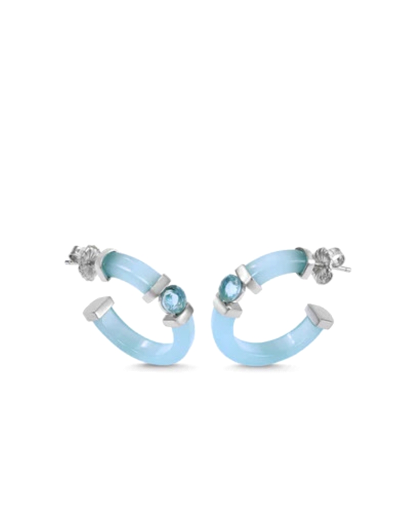 Pendientes aros originales detalle central de gema azul. Estas argollas son perfectas para arriesgar y acertar; su diseño actual