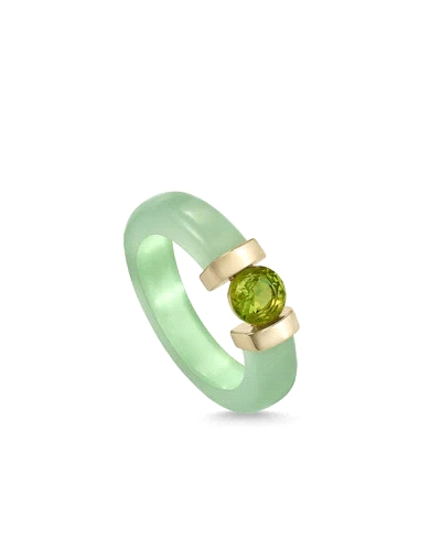 Anillos de diseño con detalle central de gema verde. Este anillo es perfecto para arriesgar y acertar; su diseño actual formado 