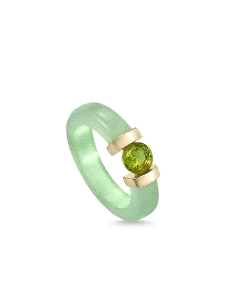 Anillos de diseño con detalle central de gema verde. Este anillo es perfecto para arriesgar y acertar; su diseño actual formado 