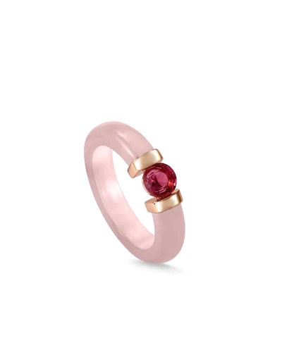 Anillos de diseño con detalle central de gema fucsia. Este anillo es perfecto para arriesgar y acertar; su diseño actual formado