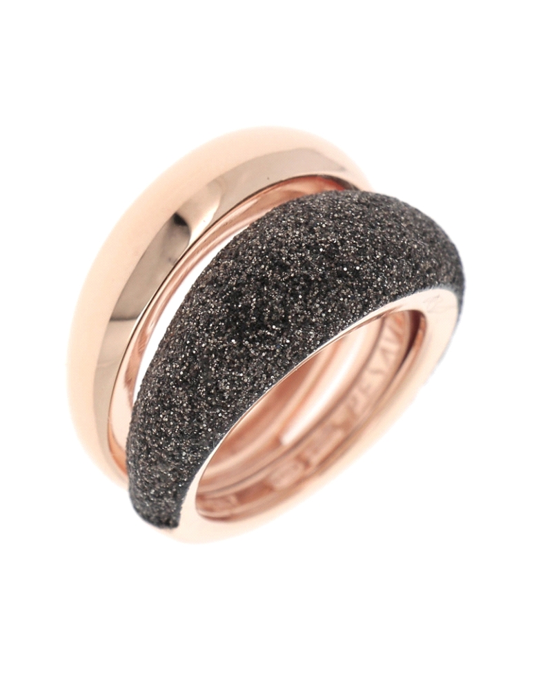 Este anillo de Pesavento es una pieza refinada y elegante, elaborada en plata de alta calidad y bañada en oro rosé, lo que le ot