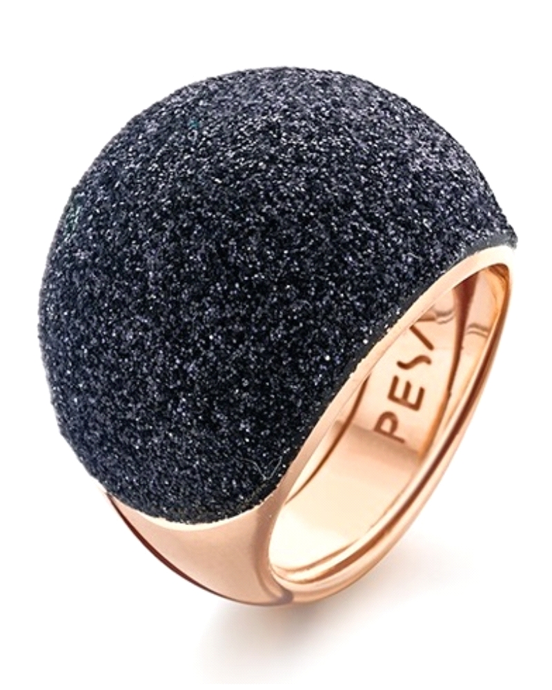 Este anillo de Pesavento es una pieza sofisticada y contemporánea, elaborada en plata de alta calidad y bañada en oro rosé, lo q