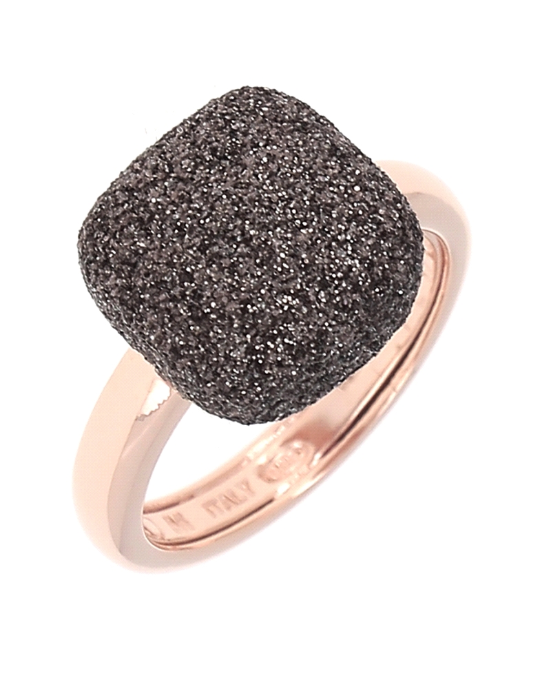 Este anillo de Pesavento es una joya sofisticada y contemporánea, elaborada en plata de alta calidad y bañada en oro rosé, lo qu