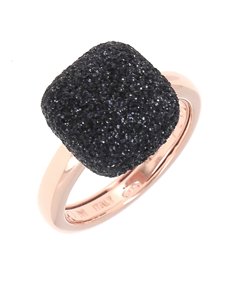 Este anillo de Pesavento es una pieza elegante y moderna, elaborada en plata de alta calidad y bañada en oro rosé, lo que le oto