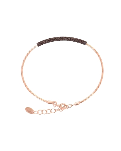 Esta pulsera de Pesavento es una pieza refinada y moderna, elaborada en plata de alta calidad y adornada con microcristales de c