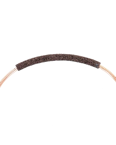 Esta pulsera de Pesavento es una pieza refinada y moderna, elaborada en plata de alta calidad y adornada con microcristales de c