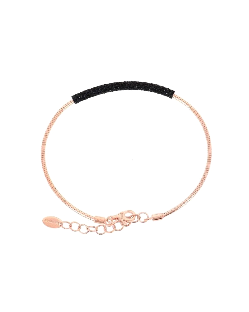 Esta pulsera de Pesavento es una pieza refinada y moderna, elaborada en plata de alta calidad y adornada con microcristales de c