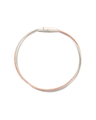 Esta pulsera de Pesavento es una pieza sofisticada y moderna, formada por varios hilos entrelazados, uno de ellos bañado en oro 