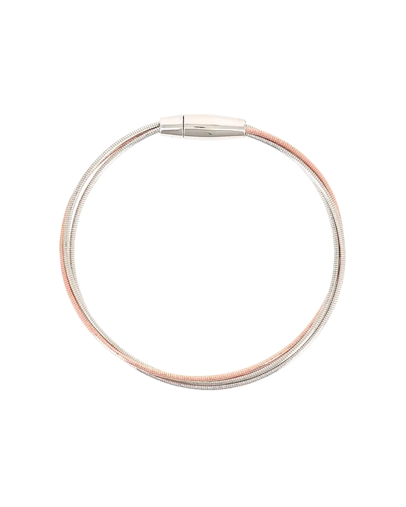 Esta pulsera de Pesavento es una pieza sofisticada y moderna, formada por varios hilos entrelazados, uno de ellos bañado en oro 