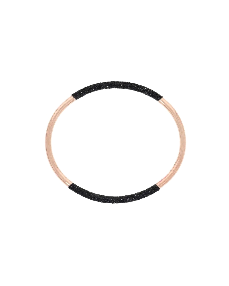 Esta pulsera de Pesavento es una pieza elegante y sofisticada que combina la calidad de la plata con el brillo cálido del baño e