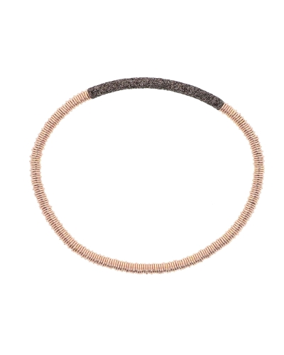 Esta pulsera de Pesavento es una pieza elegante y sofisticada que combina la calidad de la plata con el brillo cálido del baño e