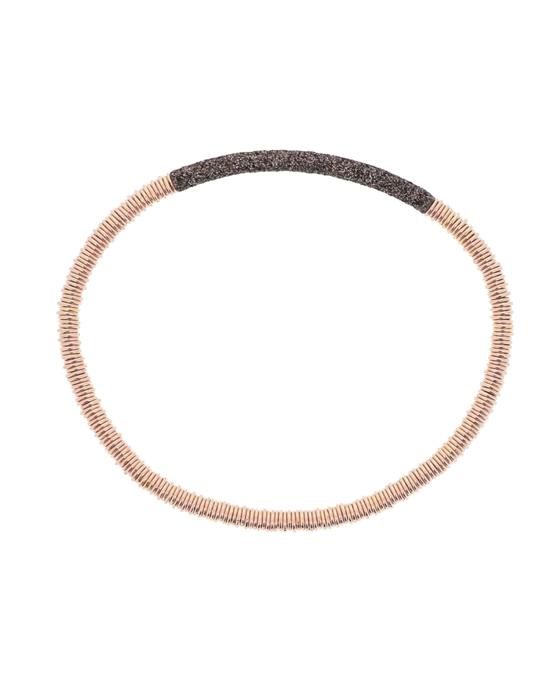 Esta pulsera de Pesavento es una pieza elegante y sofisticada que combina la calidad de la plata con el brillo cálido del baño e