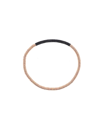 Esta pulsera de Pesavento es una pieza elegante y sofisticada que combina la calidad de la plata con el brillo cálido del baño e