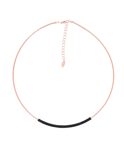 Este collar de la marca Pesavento combina la elegancia del diseño italiano con un toque moderno y sofisticado. Elaborado en plat