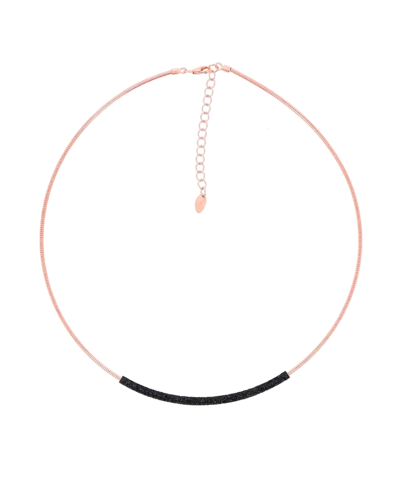 Este collar de la marca Pesavento combina la elegancia del diseño italiano con un toque moderno y sofisticado. Elaborado en plat