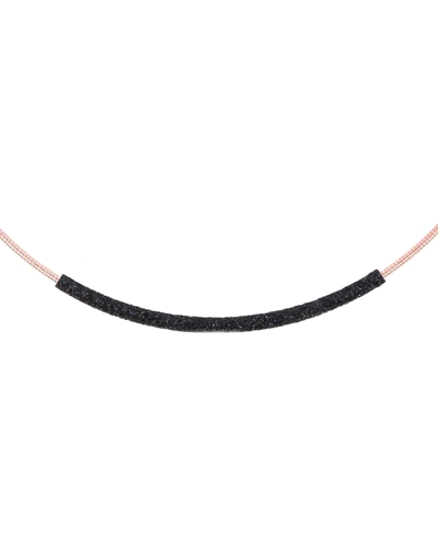 Este collar de la marca Pesavento combina la elegancia del diseño italiano con un toque moderno y sofisticado. Elaborado en plat