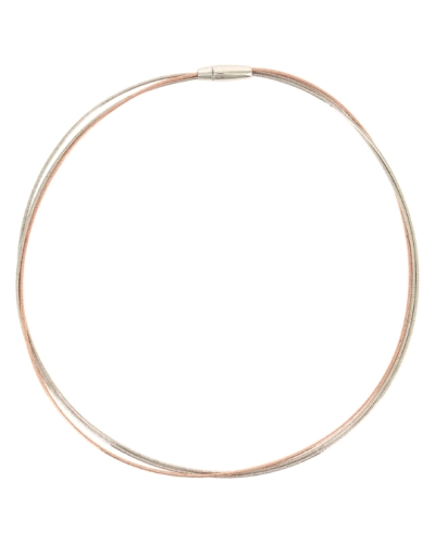 Este collar de la marca Pesavento es una joya elegante y contemporánea, diseñada para destacar con sutileza. Está formado por tr