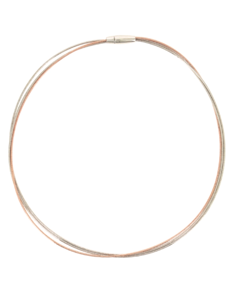 Este collar de la marca Pesavento es una joya elegante y contemporánea, diseñada para destacar con sutileza. Está formado por tr