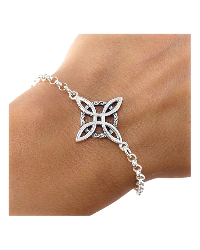 Pulsera de plata con diseño de nudo de bruja, elaborada en plata 925, que garantiza Durabilidad y Brillo. Este Diseño Único y Mí