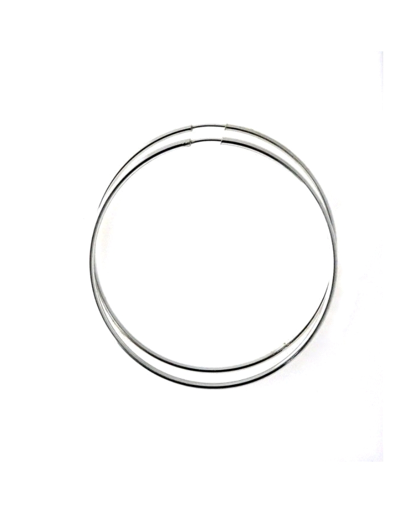 Los aros de plata finos de 2 mm de grosor y 55 mm de diámetro son una opción elegante y llamativa, ideal para quienes buscan un 