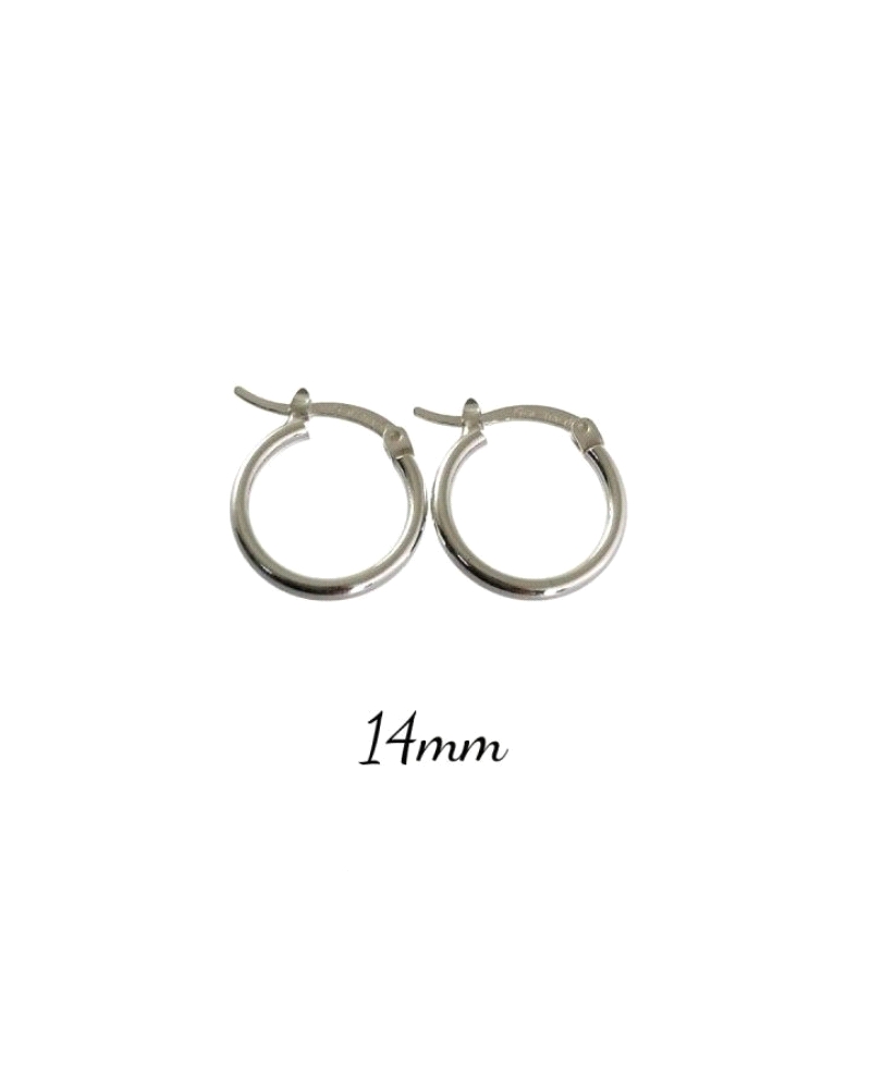 Los aros de plata de 2 mm de grosor y 10 mm de diámetro son una opción elegante y minimalista, ideal para quienes buscan un acce